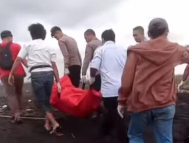 Proses evakuasi mayat tanpa identitas dan busana di pantai selatan Lumajang. (Foto: tangkapan layar).