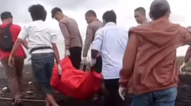 Proses evakuasi mayat tanpa identitas dan busana di pantai selatan Lumajang. (Foto: tangkapan layar).
