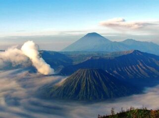 ALAMI: Panorama kawasan wisata Gunung Bromo saat didokumentasikan dari atas wilayah Kabupaten Pasuruan. (foto: IG ngebolangid) 
