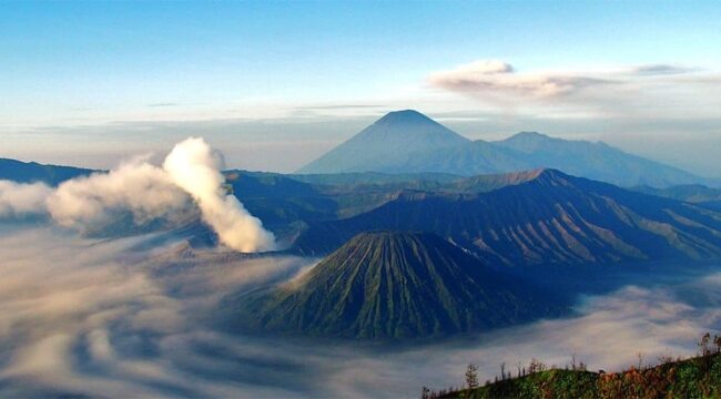 ALAMI: Panorama kawasan wisata Gunung Bromo saat didokumentasikan dari atas wilayah Kabupaten Pasuruan. (foto: IG ngebolangid) 
