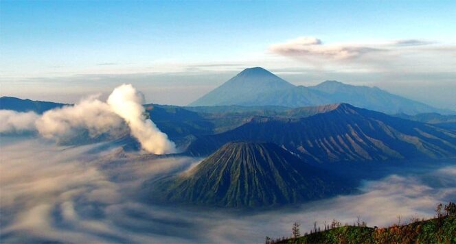 
					ALAMI: Panorama kawasan wisata Gunung Bromo saat didokumentasikan dari atas wilayah Kabupaten Pasuruan. (foto: IG ngebolangid) 
