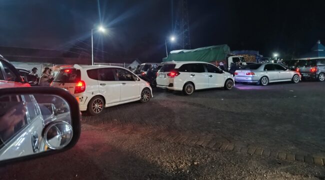 Kelangkaan bahan bakar minyak (BBM) di Kabupaten Jember sejak beberapa hari terakhir juga terjadi di Lumajang.  (Foto: Asmadi)