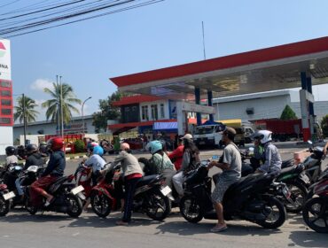 MENGULAR: Antrean BBM yang terjadi di SPBU wilayah Kabupaten Jember. (foto: M. Abd Rozaq Mubarok)
