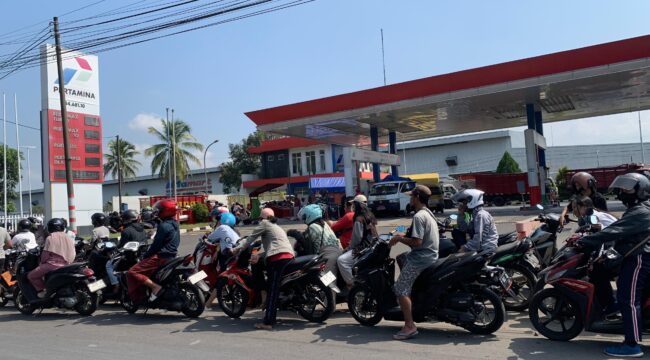 MENGULAR: Antrean BBM yang terjadi di SPBU wilayah Kabupaten Jember. (foto: M. Abd Rozaq Mubarok)
