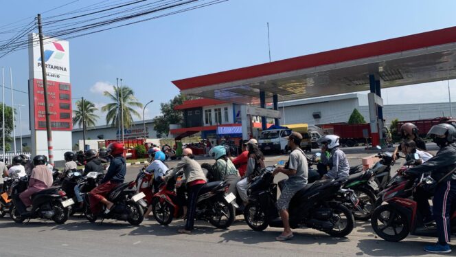 
					MENGULAR: Antrean BBM yang terjadi di SPBU wilayah Kabupaten Jember. (foto: M. Abd Rozaq Mubarok)
