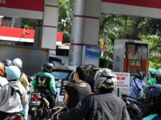 Antrean bahan bakar minyak (BBM) di sejumlah Stasiun Pengisian Bahan Bakar Umum (SPBU) di Kabupaten Lumajang meningkat. (Foto: Asmadi)