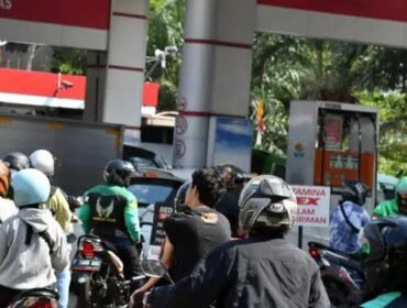 Antrean bahan bakar minyak (BBM) di sejumlah Stasiun Pengisian Bahan Bakar Umum (SPBU) di Kabupaten Lumajang meningkat. (Foto: Asmadi)