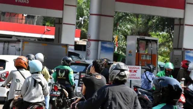 Antrean bahan bakar minyak (BBM) di sejumlah Stasiun Pengisian Bahan Bakar Umum (SPBU) di Kabupaten Lumajang meningkat. (Foto: Asmadi)