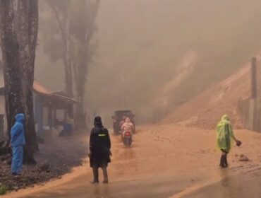 Jalur Piket Nol, Lumajang tertutup material longsor. (Foto: tangkapan layar).