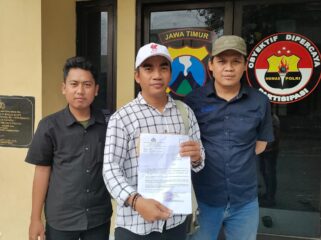 DIPERIKSA: Ketua PWI Probolinggo Raya Babul Arifandhie, menunjukkan surat panggilan dari kepolisian seusai diperiksa penyidik Polres Probolinggo, Selasa (29/7/25) sore. (Foto: Ali Ya'lu).
