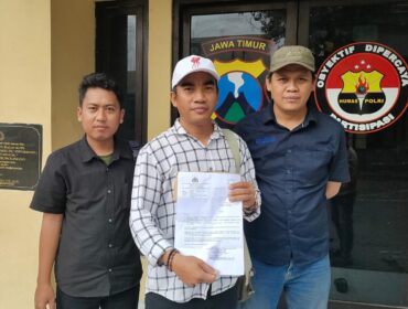 DIPERIKSA: Ketua PWI Probolinggo Raya Babul Arifandhie, menunjukkan surat panggilan dari kepolisian seusai diperiksa penyidik Polres Probolinggo, Selasa (29/7/25) sore. (Foto: Ali Ya'lu).