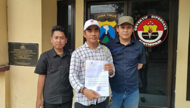 
					DIPERIKSA: Ketua PWI Probolinggo Raya Babul Arifandhie, menunjukkan surat panggilan dari kepolisian seusai diperiksa penyidik Polres Probolinggo, Selasa (29/7/25) sore. (Foto: Ali Ya'lu).