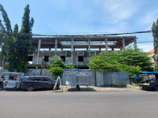 MANGKRAK: Proyek pembangunan Gedung Inspektorat Kota Probolinggo sempat mangkrak sejak dibangun pada 2023 lalu. (foto: Hafiz Rozani).
