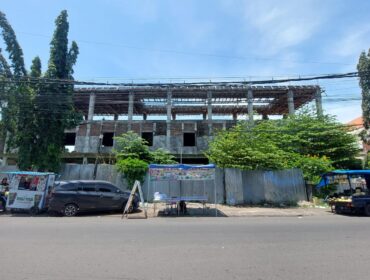 MANGKRAK: Proyek pembangunan Gedung Inspektorat Kota Probolinggo sempat mangkrak sejak dibangun pada 2023 lalu. (foto: Hafiz Rozani).

