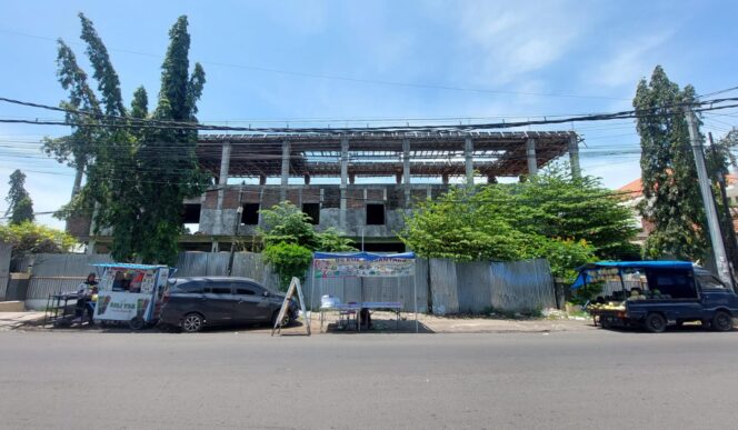 
					MANGKRAK: Proyek pembangunan Gedung Inspektorat Kota Probolinggo sempat mangkrak sejak dibangun pada 2023 lalu. (foto: Hafiz Rozani).
