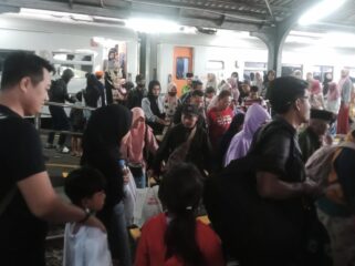 PADAT: Suasana keramaian penumpang KA di stasiun Jember, Selasa, (29/7/25) siang. (Foto: Humas KAI Daop 9 Jember)