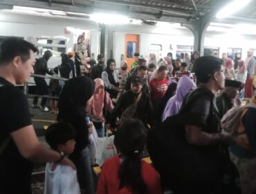 PADAT: Suasana keramaian penumpang KA di stasiun Jember, Selasa, (29/7/25) siang. (Foto: Humas KAI Daop 9 Jember)