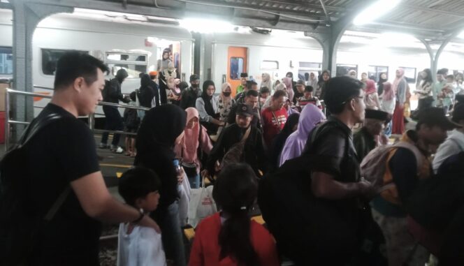 
					PADAT: Suasana keramaian penumpang KA di stasiun Jember, Selasa, (29/7/25) siang. (Foto: Humas KAI Daop 9 Jember)