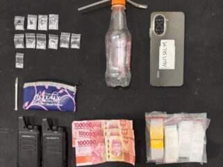 Sejumlah barang bukti yang diamankan dari tersangka pengedar sabu di Kecamatan Lekok, Kabupaten Pasuruan. (Foto: Moh. Rois). 