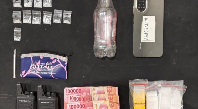 Sejumlah barang bukti yang diamankan dari tersangka pengedar sabu di Kecamatan Lekok, Kabupaten Pasuruan. (Foto: Moh. Rois). 