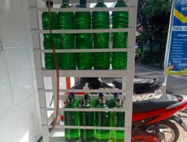 Salah satu pengecer BBM (Pertalite) di Lumajang yang harganya mencapai Rp35 ribu per liter. (Foto: Asmadi)
