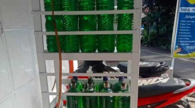 Salah satu pengecer BBM (Pertalite) di Lumajang yang harganya mencapai Rp35 ribu per liter. (Foto: Asmadi)