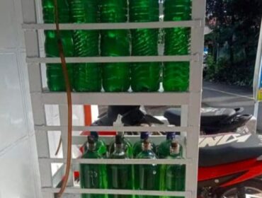 Salah satu pengecer BBM (Pertalite) di Lumajang yang harganya mencapai Rp35 ribu per liter. (Foto: Asmadi)