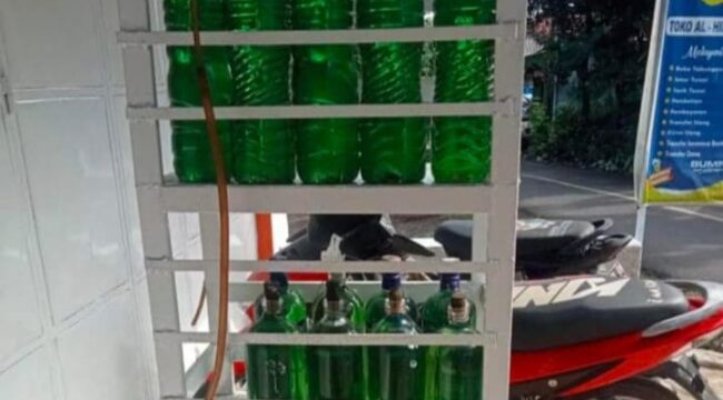 Salah satu pengecer BBM (Pertalite) di Lumajang yang harganya mencapai Rp35 ribu per liter. (Foto: Asmadi)