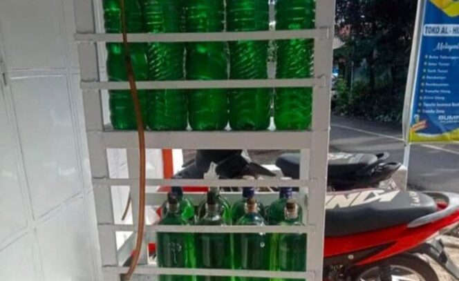 
					Salah satu pengecer BBM (Pertalite) di Lumajang yang harganya mencapai Rp35 ribu per liter. (Foto: Asmadi)