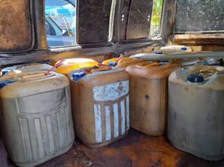 Firman, warga Jember membeli 250 liter BBM di SPBU Lumajang. (Foto: Asmadi).
