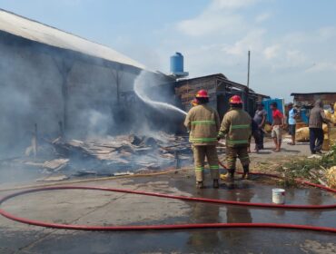 PEMADAMAN: Petugas Damkar Kota Probolinggo saat melakukan pemadaman gudang bajong yang terbakar di Mayangan. (foto: Hafiz Rozani)