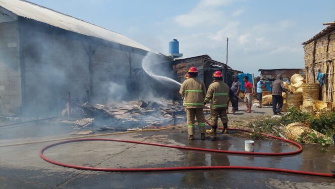 
					PEMADAMAN: Petugas Damkar Kota Probolinggo saat melakukan pemadaman gudang bajong yang terbakar di Mayangan. (foto: Hafiz Rozani)