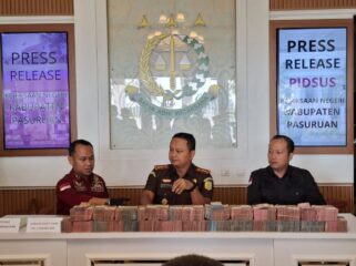 Kejari Kabupaten Pasuruan saat menggelar konferensi pers terkait pengembalian dana hibah PKBM senilai lebih dari Rp2,5 miliar.