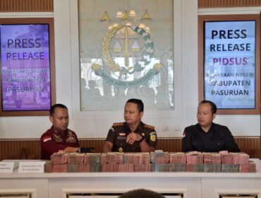 Kejari Kabupaten Pasuruan saat menggelar konferensi pers terkait pengembalian dana hibah PKBM senilai lebih dari Rp2,5 miliar.