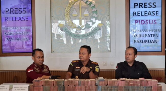 Kejari Kabupaten Pasuruan saat menggelar konferensi pers terkait pengembalian dana hibah PKBM senilai lebih dari Rp2,5 miliar.