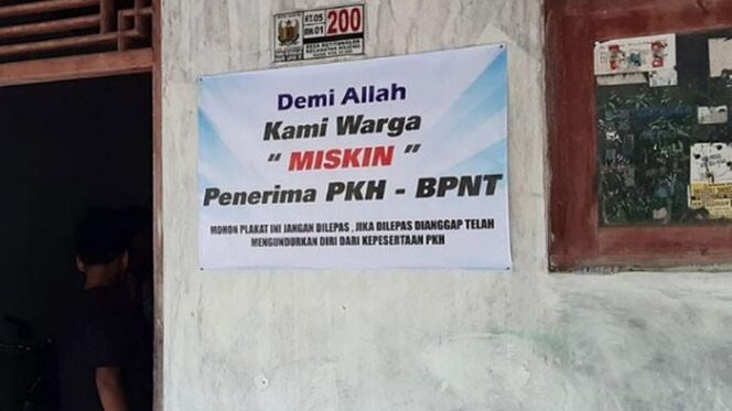 
					Sebelumnya rumah penerima PKH di Lumajang ditempeli tulisan 