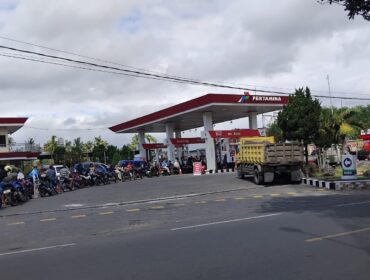 MULAI NORMAL: Kondisi Di SPBU 54.681.41 Desa Garahan Jati, Kecamatan Silo, pada Rabu, (30/7/25) siang. (Foto: M. Abd Rozak Mubarok).
