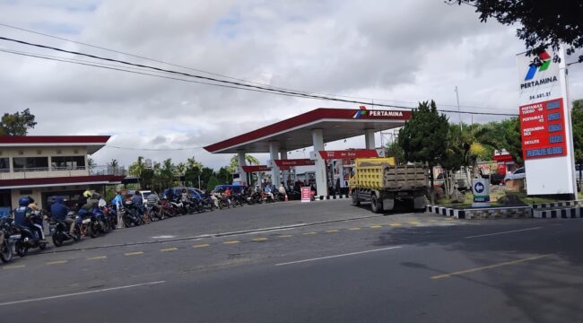 MULAI NORMAL: Kondisi Di SPBU 54.681.41 Desa Garahan Jati, Kecamatan Silo, pada Rabu, (30/7/25) siang. (Foto: M. Abd Rozak Mubarok).
