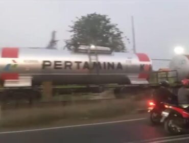 Tangkapan layar video viral saat KA diduga mengangkut tangki pertamina menuju ke Jember.
