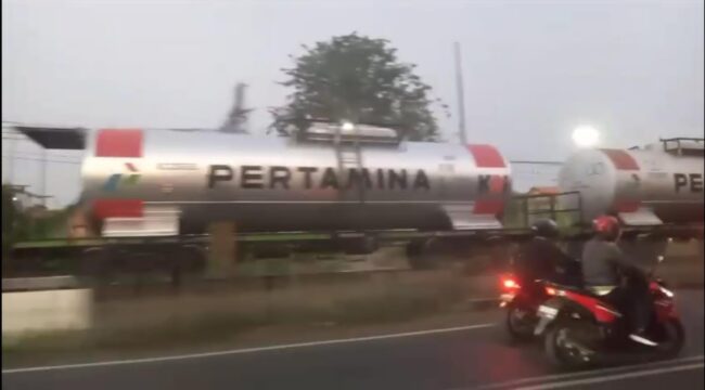 Tangkapan layar video viral saat KA diduga mengangkut tangki pertamina menuju ke Jember.
