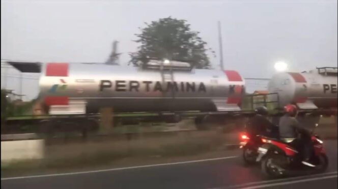 
					Tangkapan layar video viral saat KA diduga mengangkut tangki pertamina menuju ke Jember.
