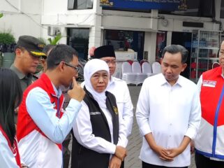 TINJAU: Gubernur Jawa Timur, Khofifah Indar Parawansa, saat meninjau di Kelurahan Kaliwates, Kecamatan Kaliwates, Kabupaten Jember, Kamis (31/7/25) siang . (Foto: M. Abd Rozaq  Mubarok).