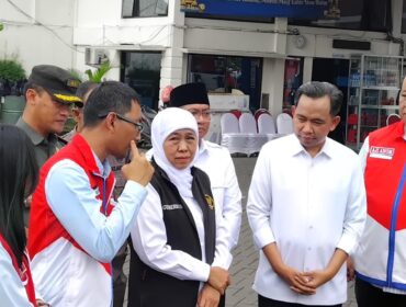 TINJAU: Gubernur Jawa Timur, Khofifah Indar Parawansa, saat meninjau di Kelurahan Kaliwates, Kecamatan Kaliwates, Kabupaten Jember, Kamis (31/7/25) siang . (Foto: M. Abd Rozaq  Mubarok).