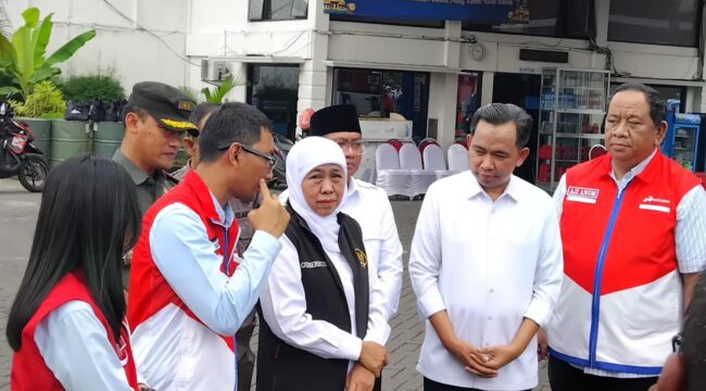 TINJAU: Gubernur Jawa Timur, Khofifah Indar Parawansa, saat meninjau di Kelurahan Kaliwates, Kecamatan Kaliwates, Kabupaten Jember, Kamis (31/7/25) siang . (Foto: M. Abd Rozaq  Mubarok).