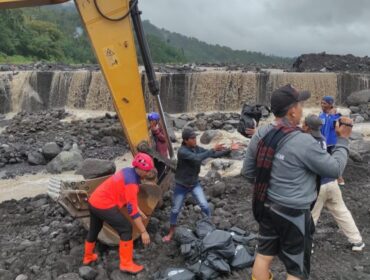 Saat pendistribusian sembakau ke Dusun Sumberlangsep (BPBD).