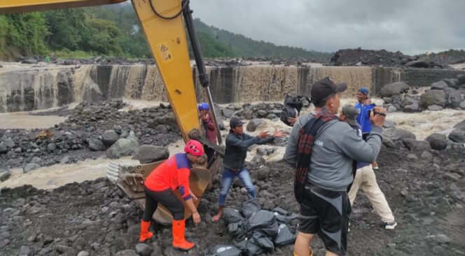 
					Saat pendistribusian sembakau ke Dusun Sumberlangsep (BPBD).