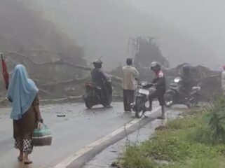 Jalur Lumajang-Makang via Piket Nol terputus akibat tabah longsor. (Foto: Tangkapan layar.)