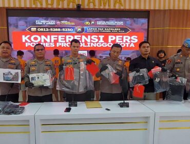 DITANGKAP: Kapolres Probolinggo Kota, AKBP Rico Yumasri beserta jajaran saat menunjukan barang bukti hasil tindak kejahatan. (foto: Hafiz Rozani).
