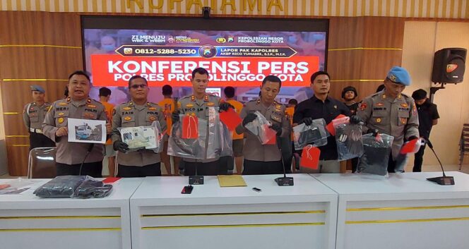 
					DITANGKAP: Kapolres Probolinggo Kota, AKBP Rico Yumasri beserta jajaran saat menunjukan barang bukti hasil tindak kejahatan. (foto: Hafiz Rozani).