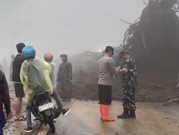 Salah satu titik yang tertutup material longsor di Piket Nol, Lumajang. (Foto: tangkapan layar).